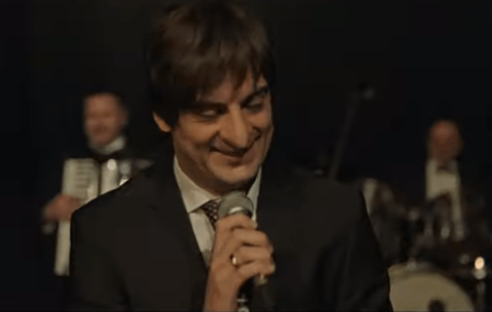 POGLEDAJTE <span style='color:red;'><b>TREJLER ZA FILM</b></span> O TOMI ZDRAVKOVIĆU: Svojim pesmama je DOSTIGAO BESMRTNOST! (VIDEO) 